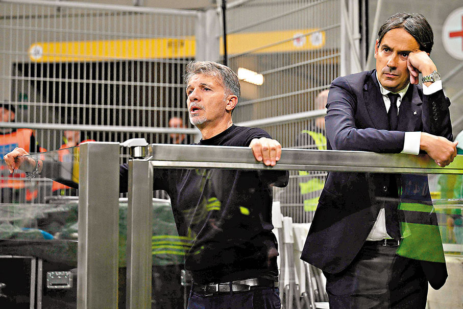 ●施蒙尼恩沙基（右）與拉素主帥巴朗尼完場前雙雙被逐，下場停賽。 法新社