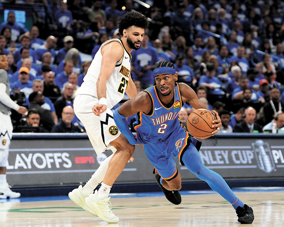 ●雷霆主力亞歷山大（右）運球突破。美聯社