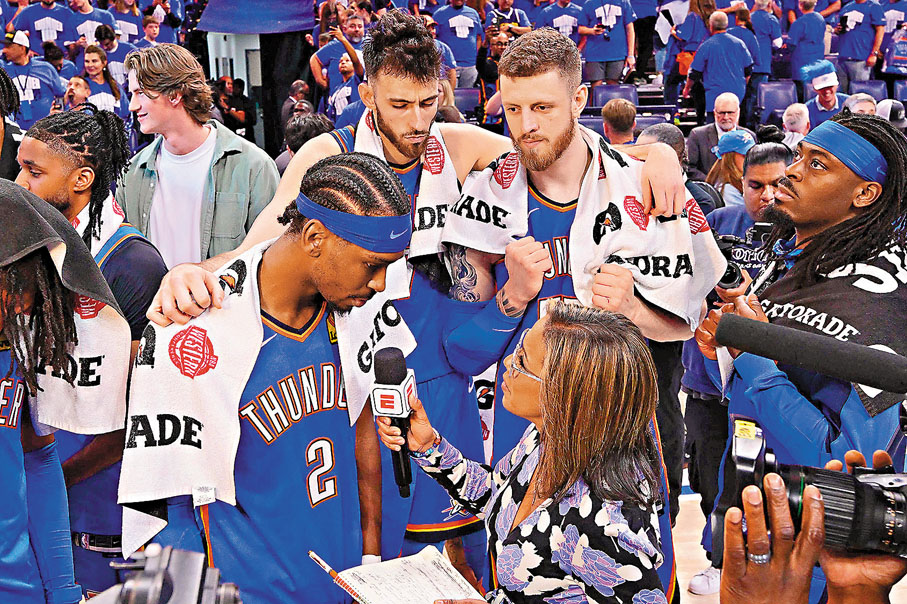 ●雷霆主力賽後接受訪問。 法新社