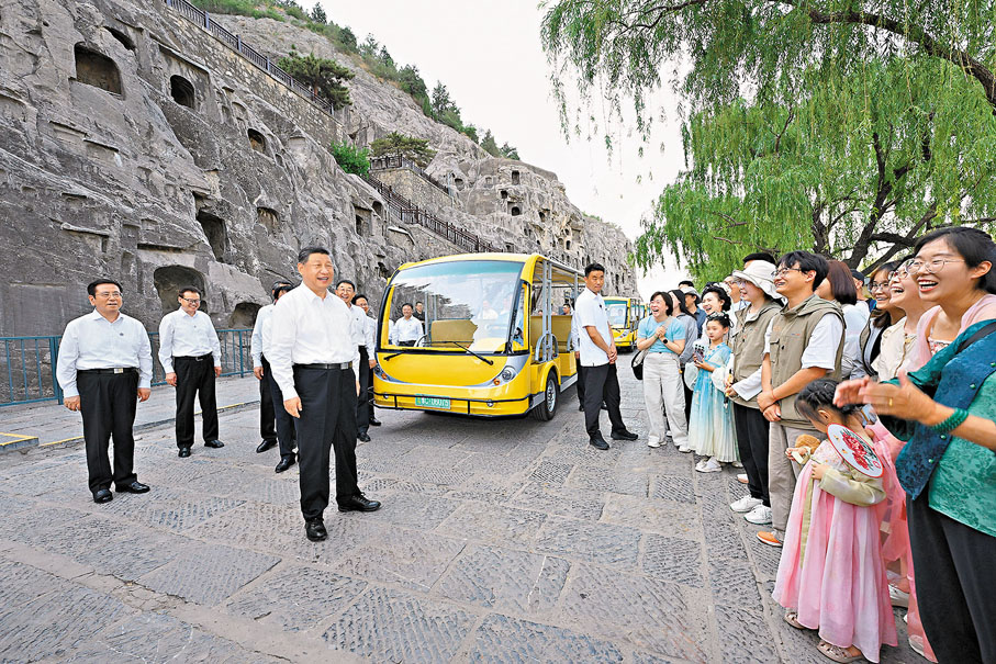 ●5月19日下午，習近平在龍門石窟考察時，同遊客親切交流。 新華社