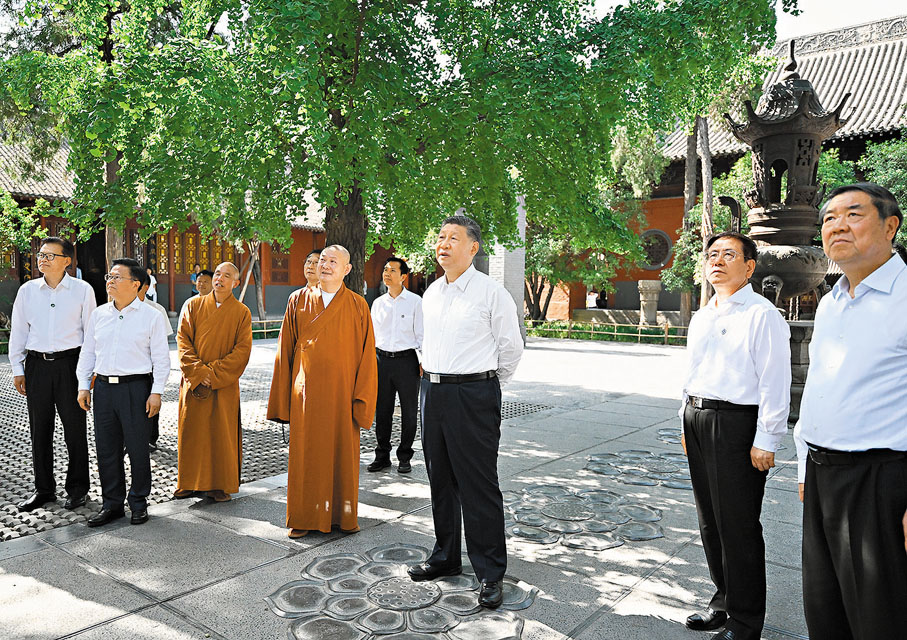 ●5月19日下午，習近平在白馬寺考察，了解當地加強歷史文化遺產保護利用、推動文旅產業高質量發展等情況。 新華社