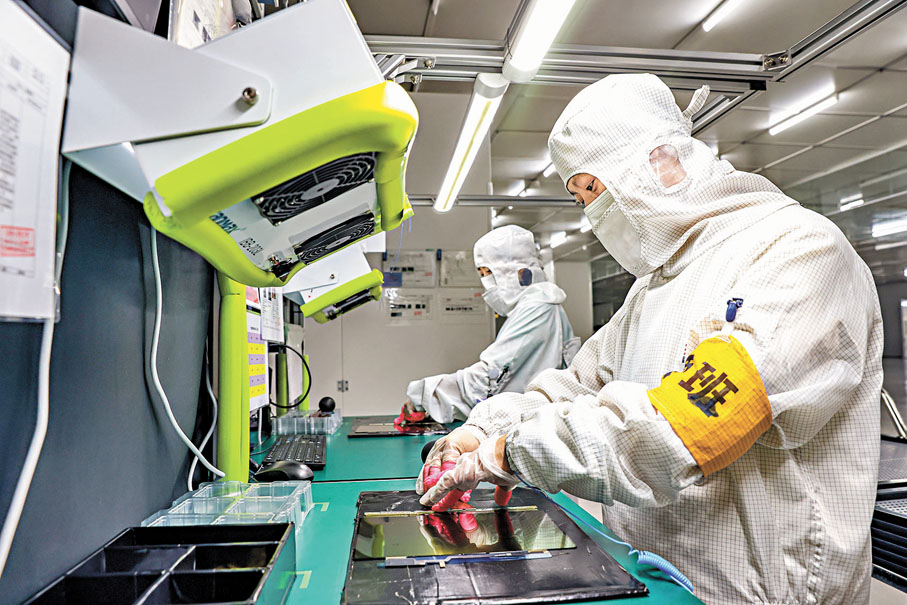 ●民營經濟促進法的實施具有里程碑意義。圖為早前，在江蘇省江都高新技術產業開發區江蘇和熠光顯科技有限公司，工人在無塵車間作業。 資料圖片