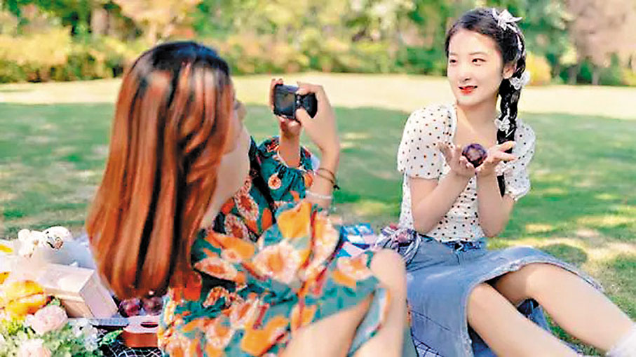 ●陪拍師正在為客人拍照。 網上圖片