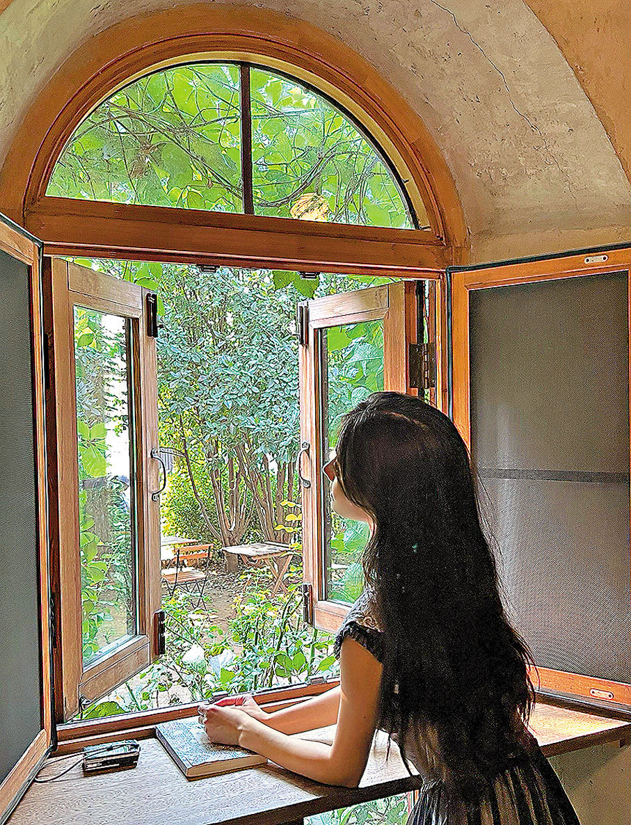 ●不少年輕女性會為了探店、逛街約上陪拍師同往。香港文匯報北京傳真