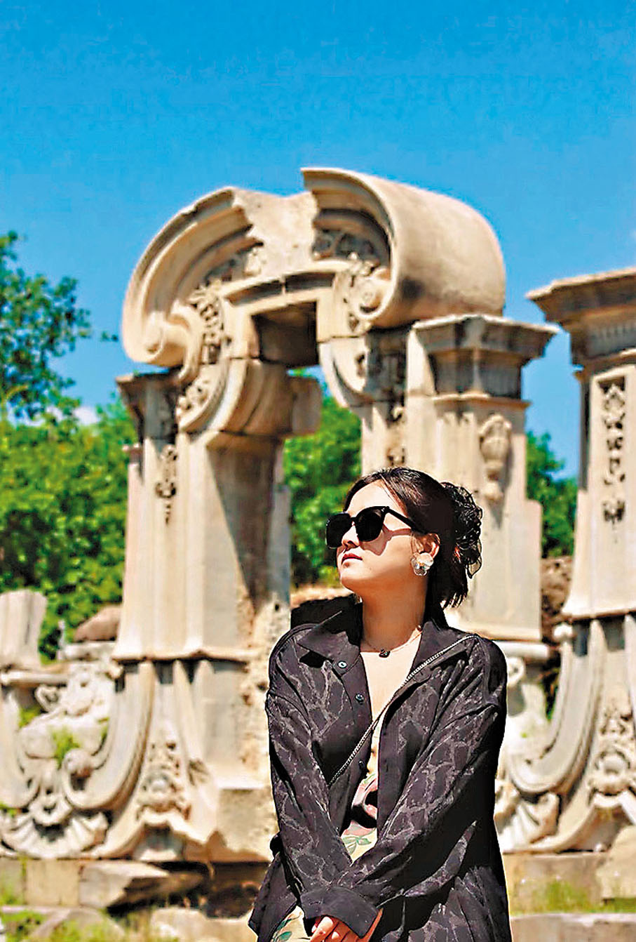 ●陪拍師小蓓在圓明園為顧客拍攝的照片。香港文匯報北京傳真