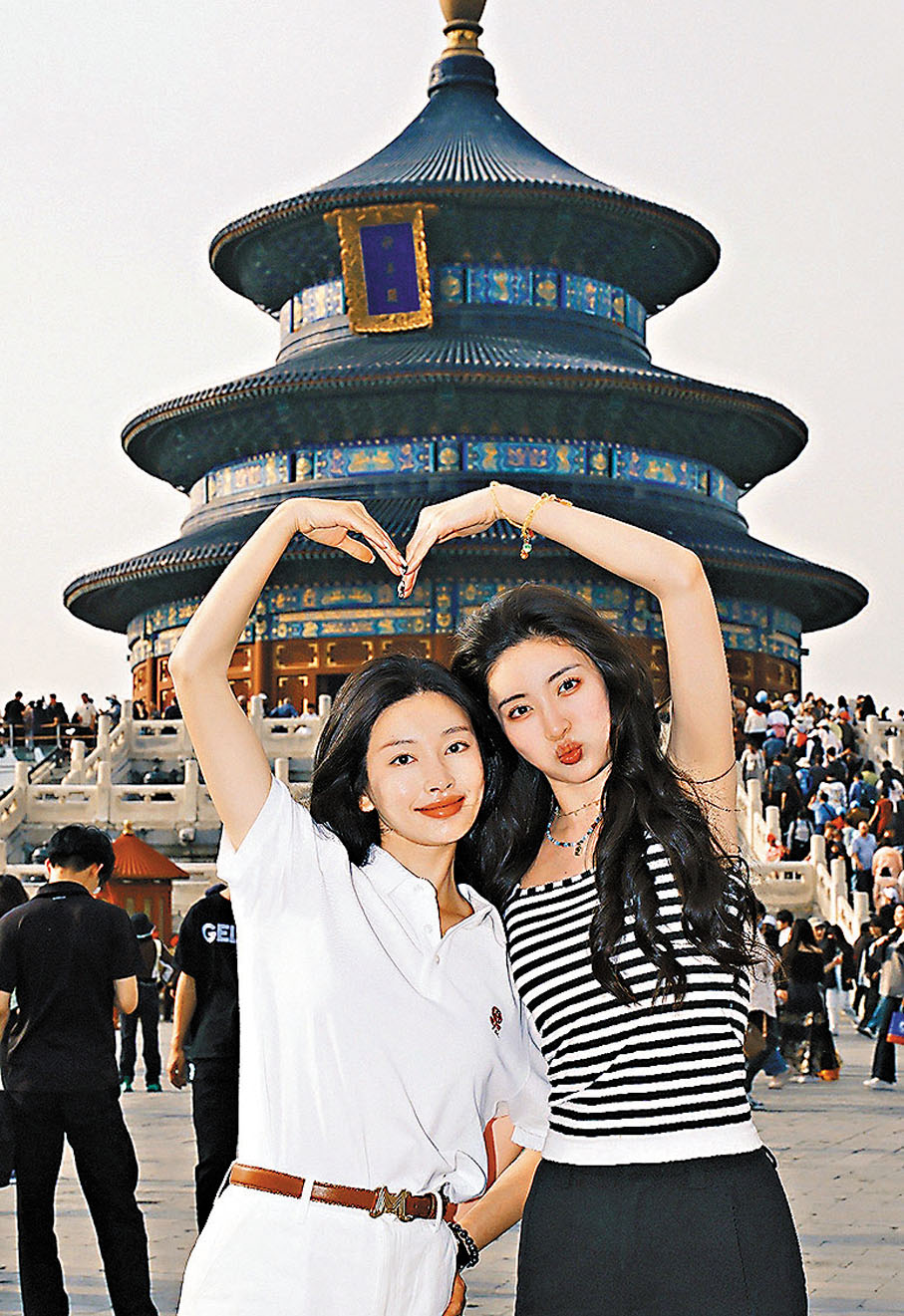 ●陪拍業務在熱點旅遊城市更容易火起來。圖為陪拍師為遊客拍的遊客紀念照片。 香港文匯報北京傳真