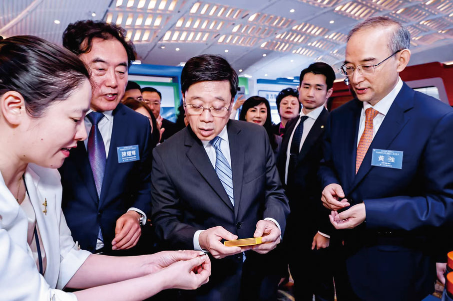 ●黃強向李家超介紹「吉字號」特產體驗區。