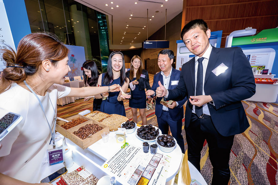 ●活動現場嘉賓體驗吉林產品並紛紛點讚。
