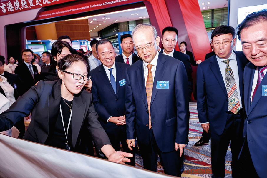 ●黃強與一眾嘉賓現場參觀。