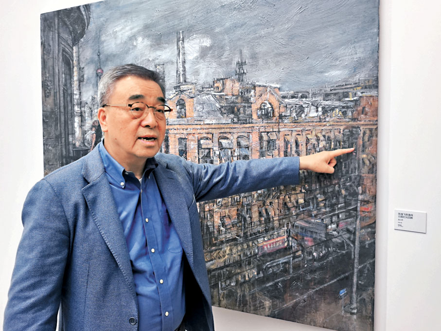 ●陳逸鳴介紹展覽中一幅以外灘為題材的作品——由畫家應小傑創作的《陳逸飛舊居》，他可以清晰指出自己家的窗戶在四樓。