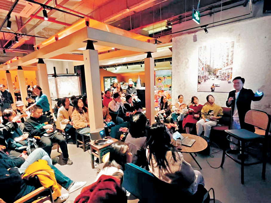 ●在餐廳舉行的「學術酒吧」活動分享還是挺多人參加的。