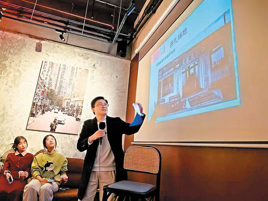 ●作者在餐廳舉行的「學術酒吧」活動中分享香港的喪葬文化。