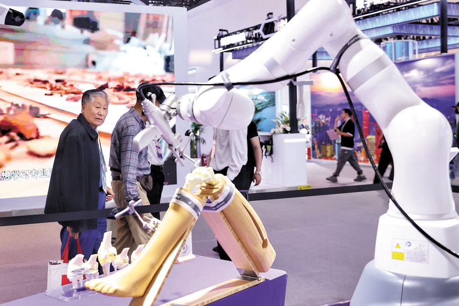 ●AI+全骨科手術機械人ROPA在演示「膝關節置換手術」。