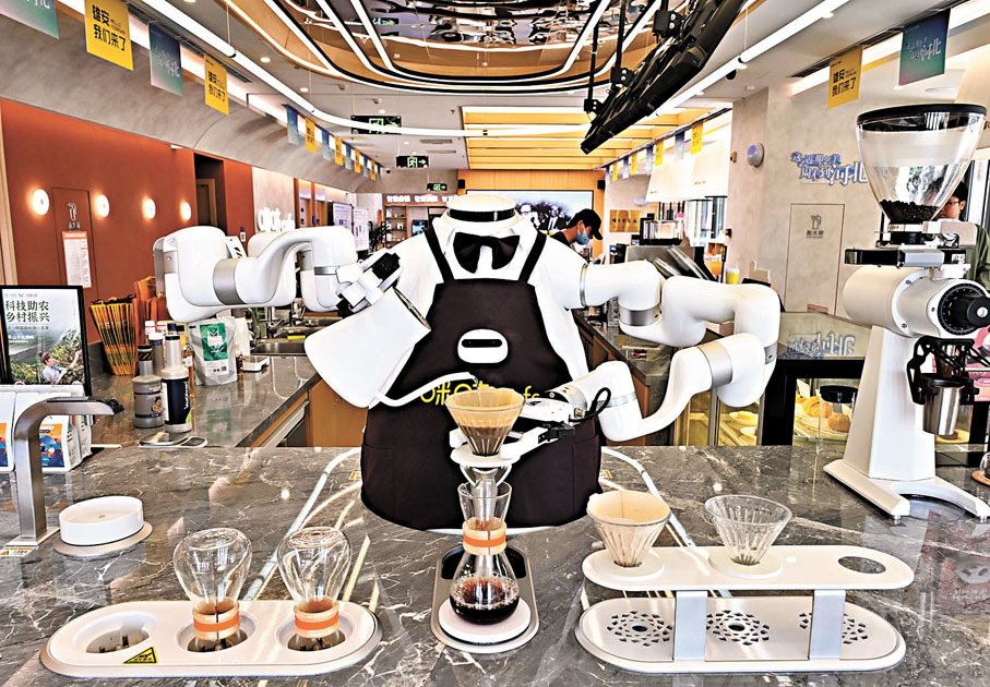 ●咖啡店內「AI咖大師」機械人為顧客製作咖啡。