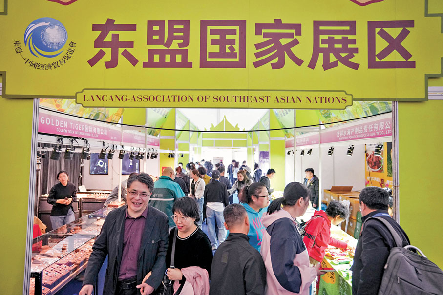 ●中國與東盟互為最大貿易夥伴和重要投資夥伴。圖為5月18日，人們在哈洽會東盟國家展區選購商品。新華社