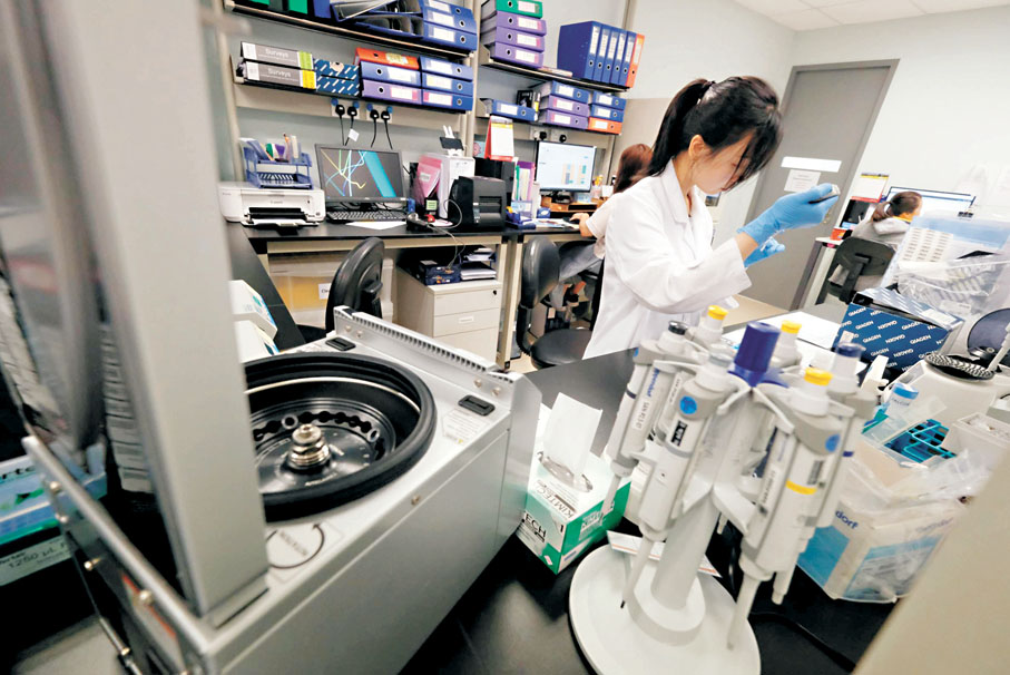 ●圖為科學園內相關人員進行癌症基因檢測。資料圖片