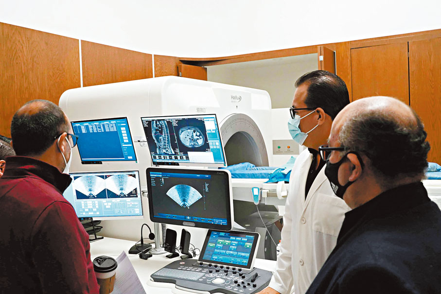 ●圖為中國自主研發的高強度聚焦超聲腫瘤治療系統「海扶刀」為墨西哥腫瘤患者治療。資料圖片