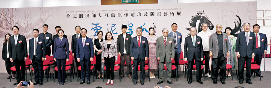 ●來自文化界、藝術界、學術界的嘉賓齊聚一堂，見證畫展開幕。   萬霜靈 攝