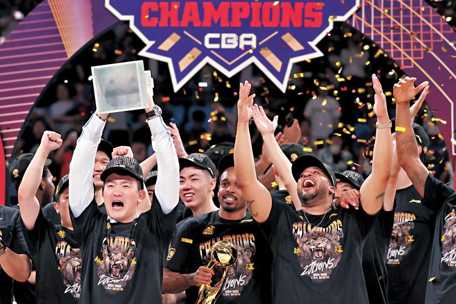 ●廣夏隊首奪CBA冠軍，布朗（中）榮膺總決賽最有價值球員。新華社