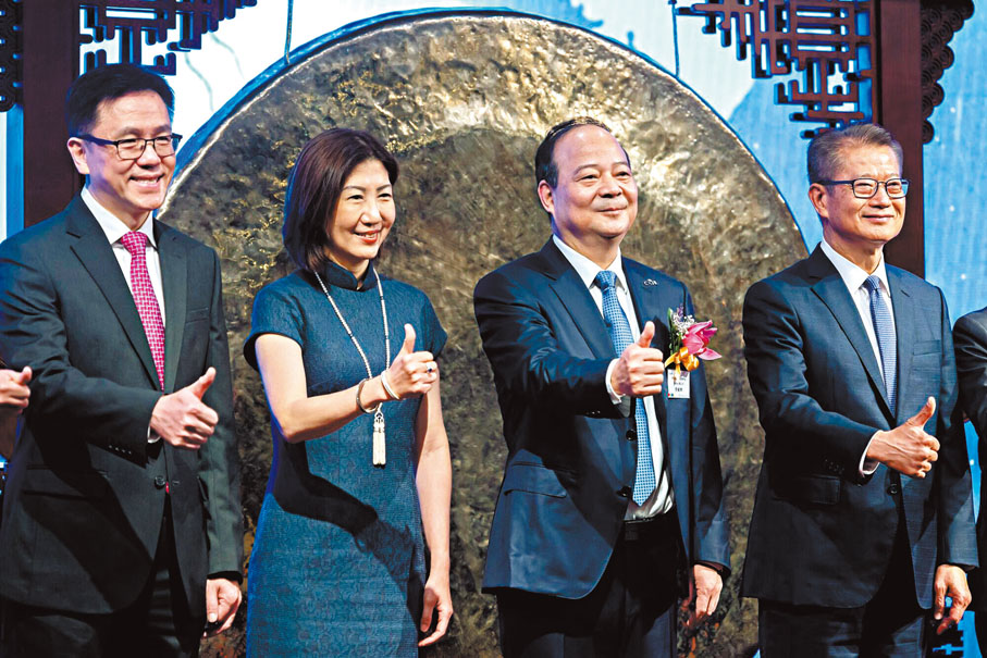 ●實力民族品牌受資本追捧，令內地經濟結構的合理性及優越性在資本市場得到驗證。圖為寧德時代董事長曾毓群（右二）、香港財政司司長陳茂波（右一）及港交所行政總裁陳翊庭（左二）共同慶祝寧德時代上市。資料圖片