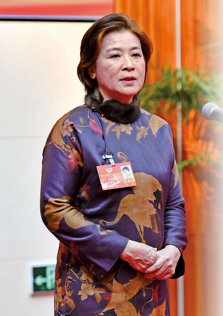 ●內蒙古自治區政協常委、香港農業聯合會會務顧問、家育種業創始人毛區健麗