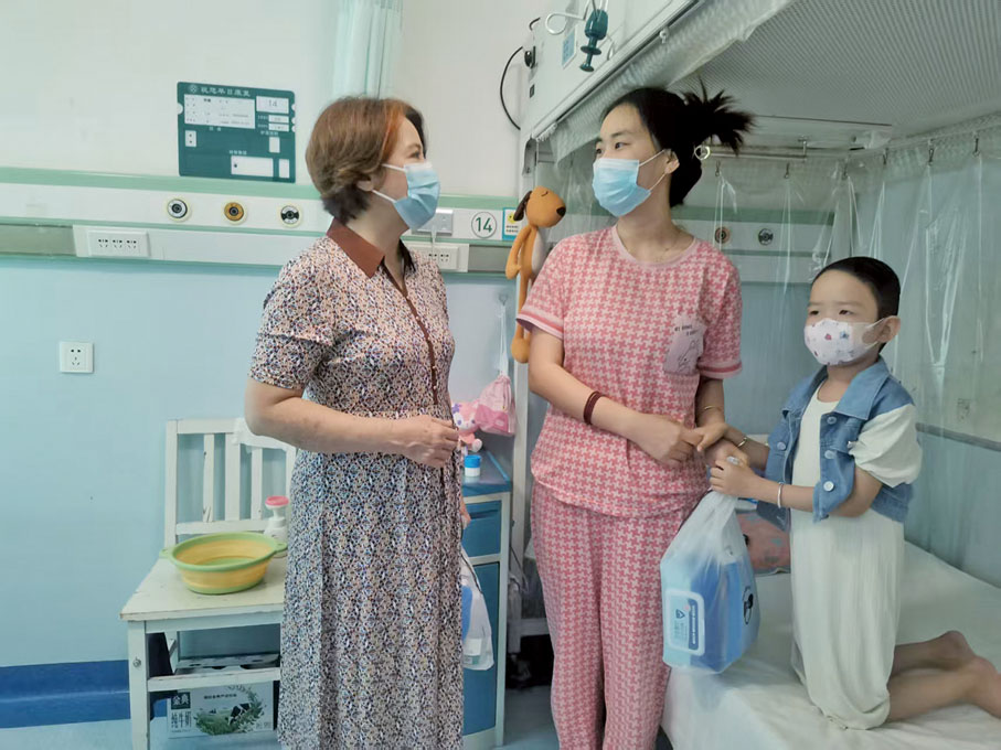 ●2024年7月，毛區健麗探訪患病兒童家庭。