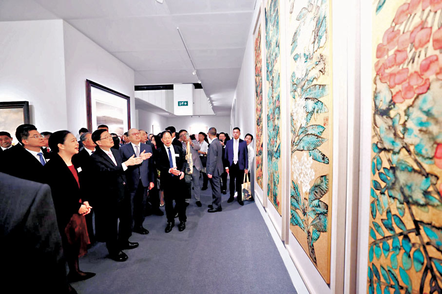 ●「其命惟新—廣東美術百年大展(香港)」昨日開幕。圖為李家超、鄭雁雄等嘉賓參觀展覽。李家超Fb圖片