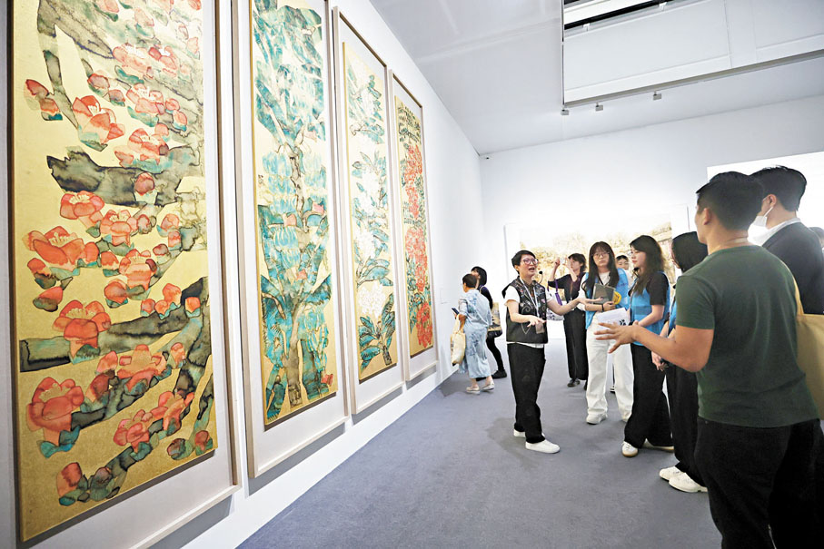 ●展覽吸引眾多本地藝術家及市民到場欣賞佳作。郭木又 攝