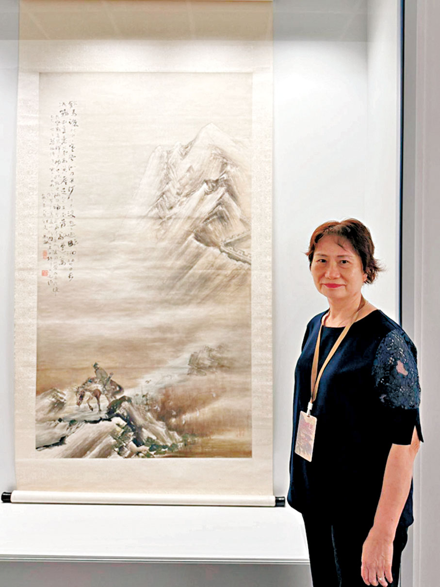 ●刁綺蓮駐足於高劍父的作品前。 陳藝 攝