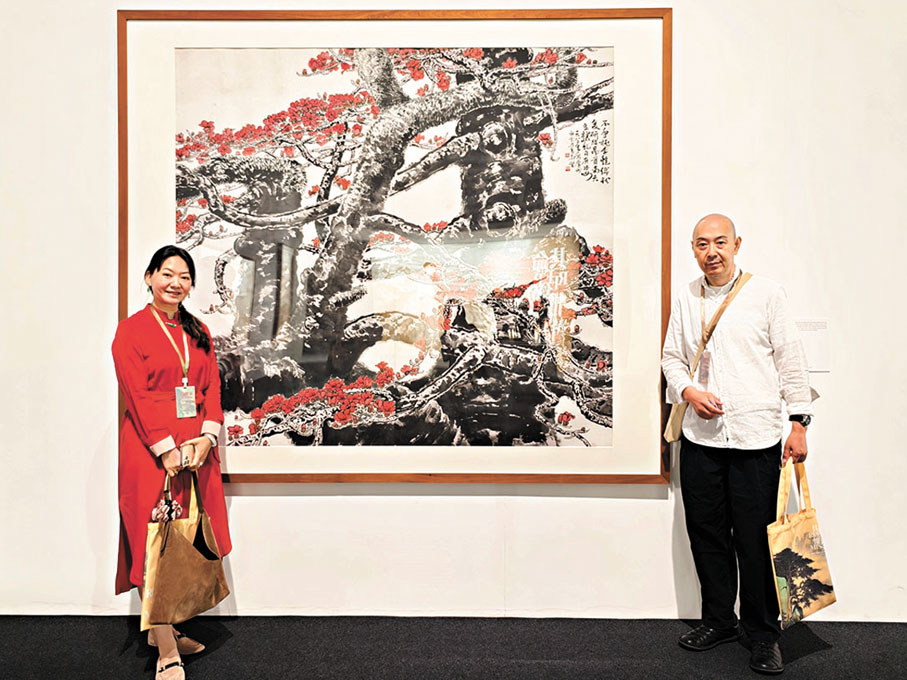 ●陳偉（右）與胡中鷗結伴看展。雨竹  攝