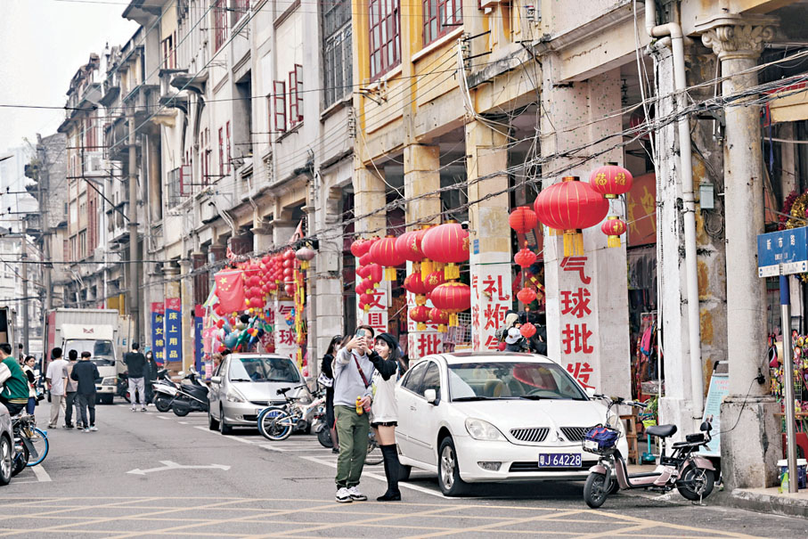 ●政策支持影視IP在地文旅轉化和衍生品開發。圖為遊客在江門長堤歷史文化街區內的電視劇《狂飆》拍攝點拍照。 資料圖片