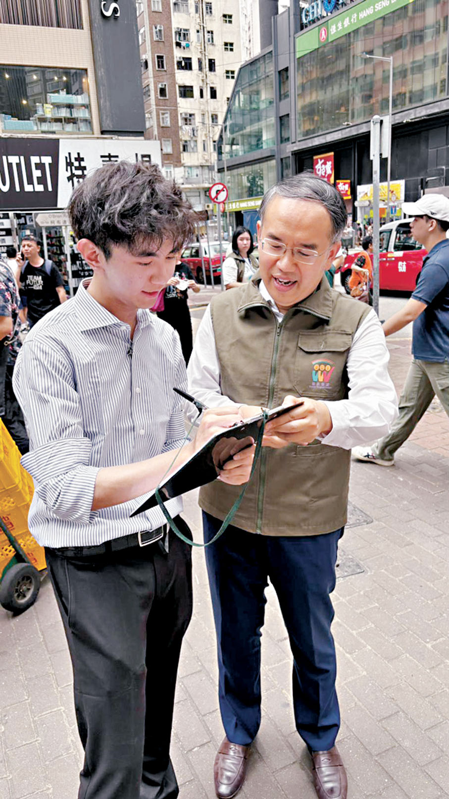 ●許正宇(右)落區呼籲金融界別人士積極登記做選民。財經事務及庫務局Fb圖片