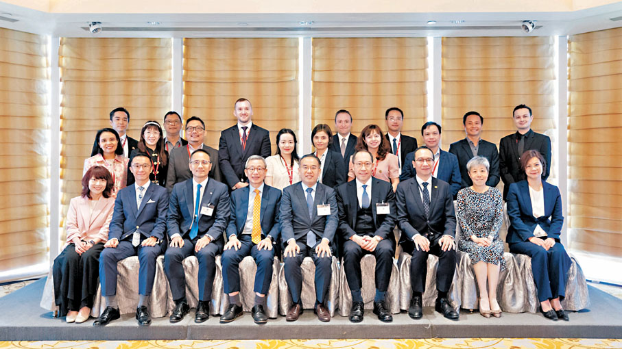 ●香港—東盟協會舉辦總結午宴,標誌項目圓滿結束。財庫局局長許正宇(前排左五)致閉幕辭及向參加者頒發證書,彰顯共同推動金融的承諾。