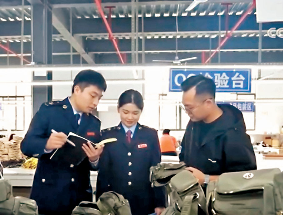●多部門聯手為民企保駕護航。圖為市場監管部門工作人員聆聽企業訴求。 網上圖片
