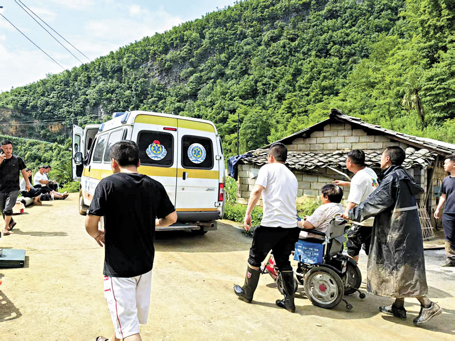 ●5月22日,救援人員在貴州省大方縣果瓦鄉慶陽村轉移群眾。 新華社