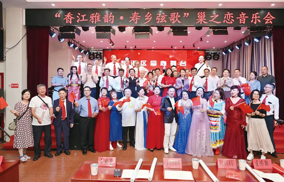 ●泉港兩地歌手與出席嘉賓於音樂會上歡欣合照。