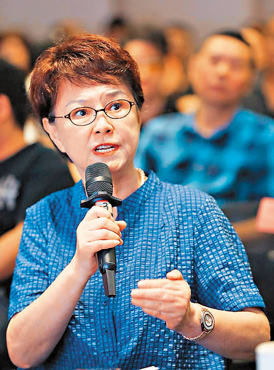 ●深圳市電影電視家協會名譽主席兼資深編劇、導演鄭凱南指影視創作需在真實與戲劇化間尋找平衡。