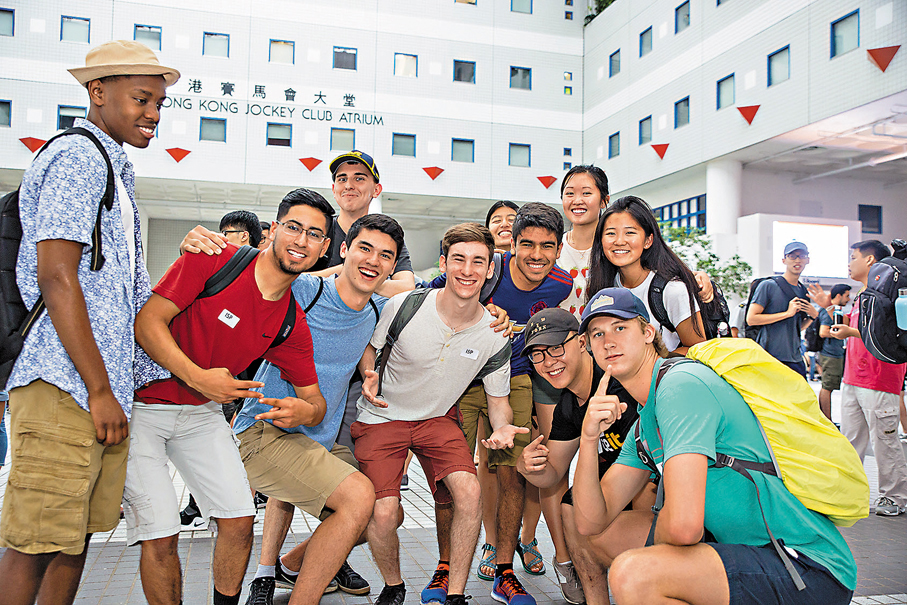 ●本港多所大學出手，推出特別獎學金等措施招攬哈佛以至其他美國大學的國際轉學生。圖為在港科大就讀的非本地學生。資料圖片