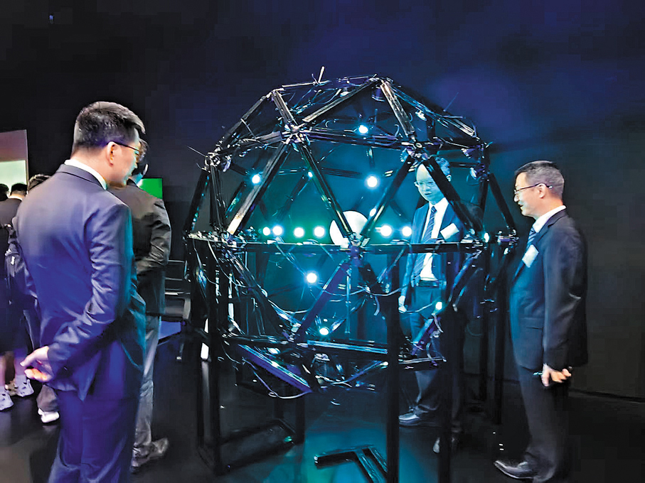 ●香港理工大學前海前沿技術創新中心根據三大科研方向分別設立對應實驗室。圖為儀式現場的科學裝置。 香港文匯報記者李望賢  攝