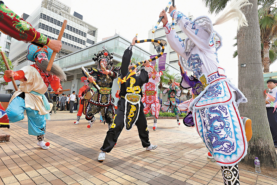 ●英歌舞隊來港助興。 香港文匯報記者萬霜靈  攝