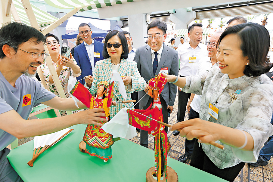 ●麥美娟（右一）表示，風雨亭可傳承中國歷史及文化，讓新一代學習紅頭船精神。香港文匯報記者萬霜靈  攝