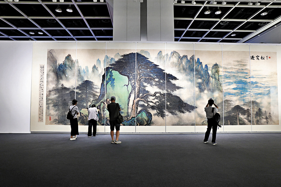●「其命惟新——廣東美術百年大展（香港）」在香港會展中心3B展廳舉行。圖為參觀者駐足觀賞《迎客松》。   