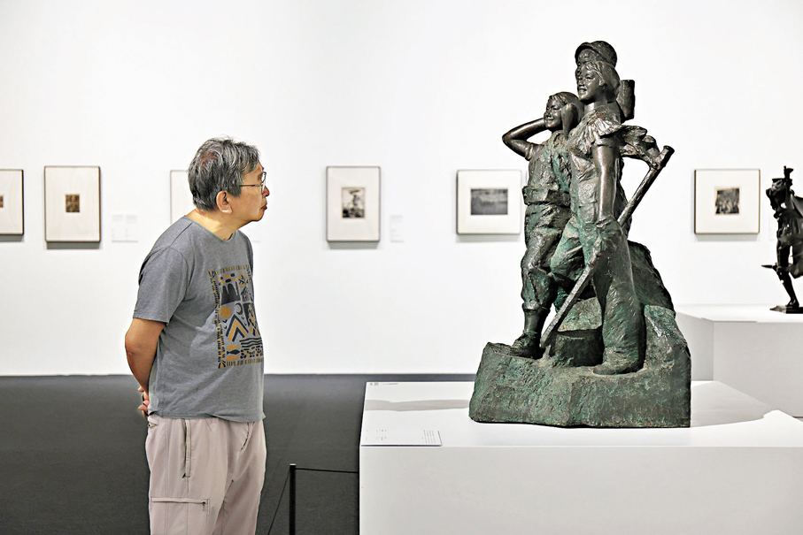 ●莫先生對雕塑家唐大禧1973年作品《群山歡笑》展現出高度興趣。 