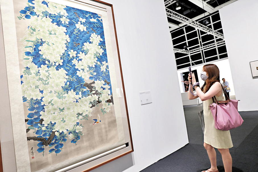 ●Momo小姐拿起手機記錄展覽內容，並認為本次展覽的內容非常值得發布在社媒上。