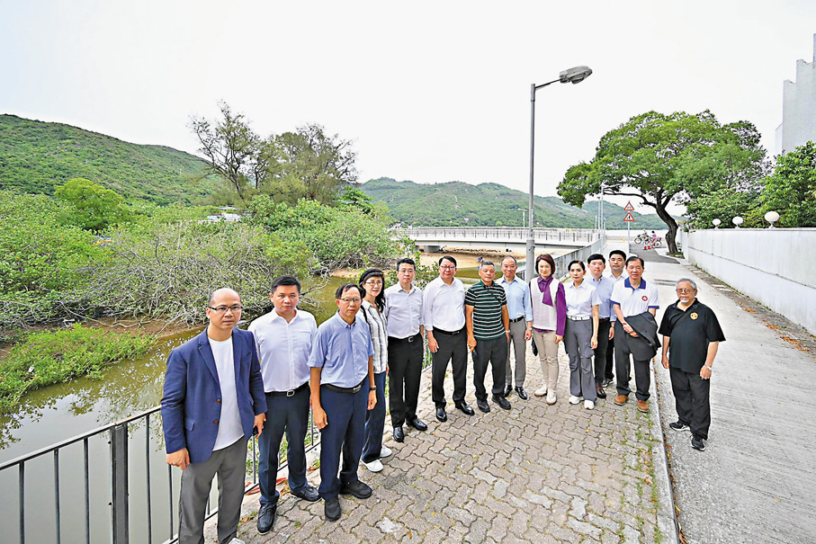 ●陳國基聯同「愛國主義教育工作小組」成員考察「八一九銀礦灣大屠殺」歷史現場。 陳國基Fb圖片