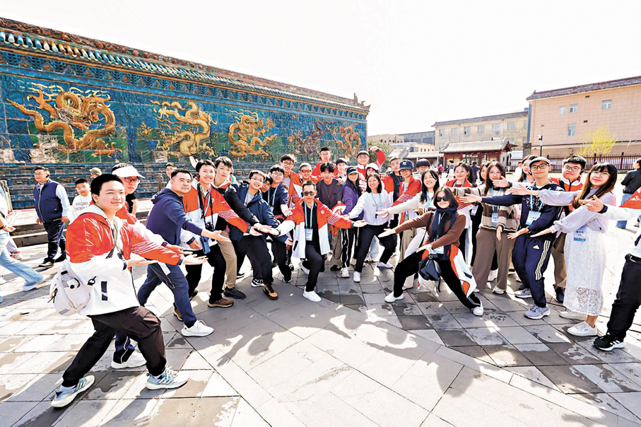 ●參加研學的同學在山西參觀時歡樂留影。