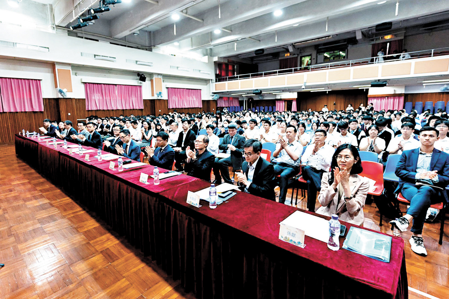 ●22日的分享會有500多人出席，包括學生、校長及招商局代表等。