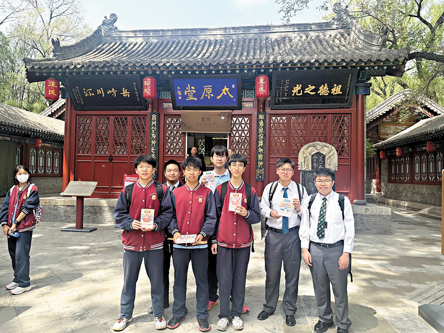 ●同學在山西太原堂參觀。