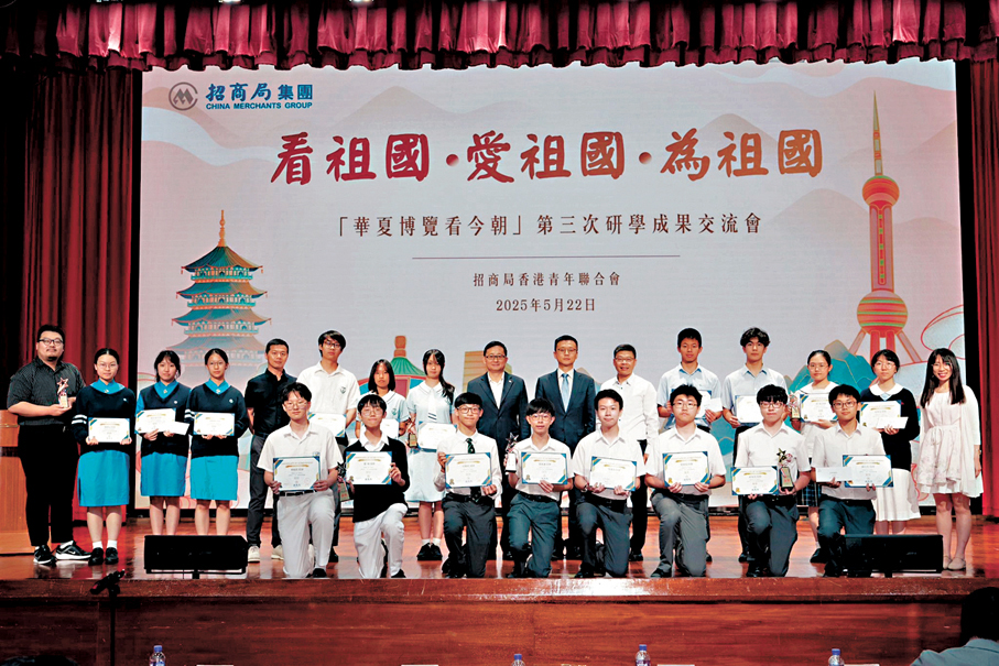 ●表現優秀的同學展示獲獎證書，為自己在研學中的成果慶賀。