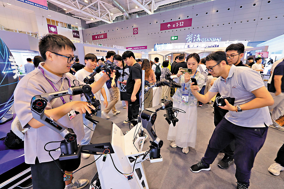 ●第二十一屆中國（深圳）國際文化產業博覽交易會期間，湧現眾多高科技文化產品。圖為交易會現場。   香港文匯報記者郭若溪  攝